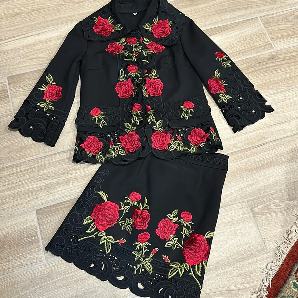 Beautiful suit set rose flowers appliqué Size Small Sunning blazer and skirt - Picture 1 of 14